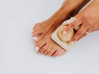 Voetenbad tegen droge voeten: zo maak je het thuis